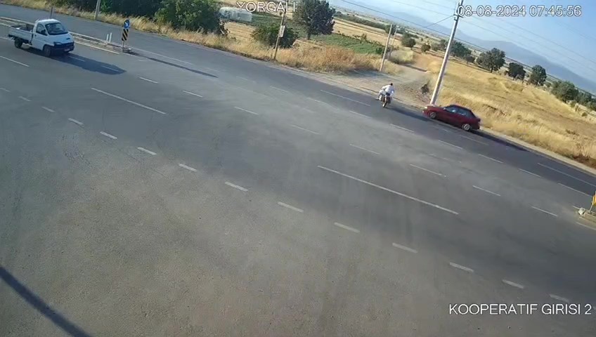 Motosiklet ve otomobilin &ccedil;arpıştığı kaza anı g&uuml;venlik kamerasında
