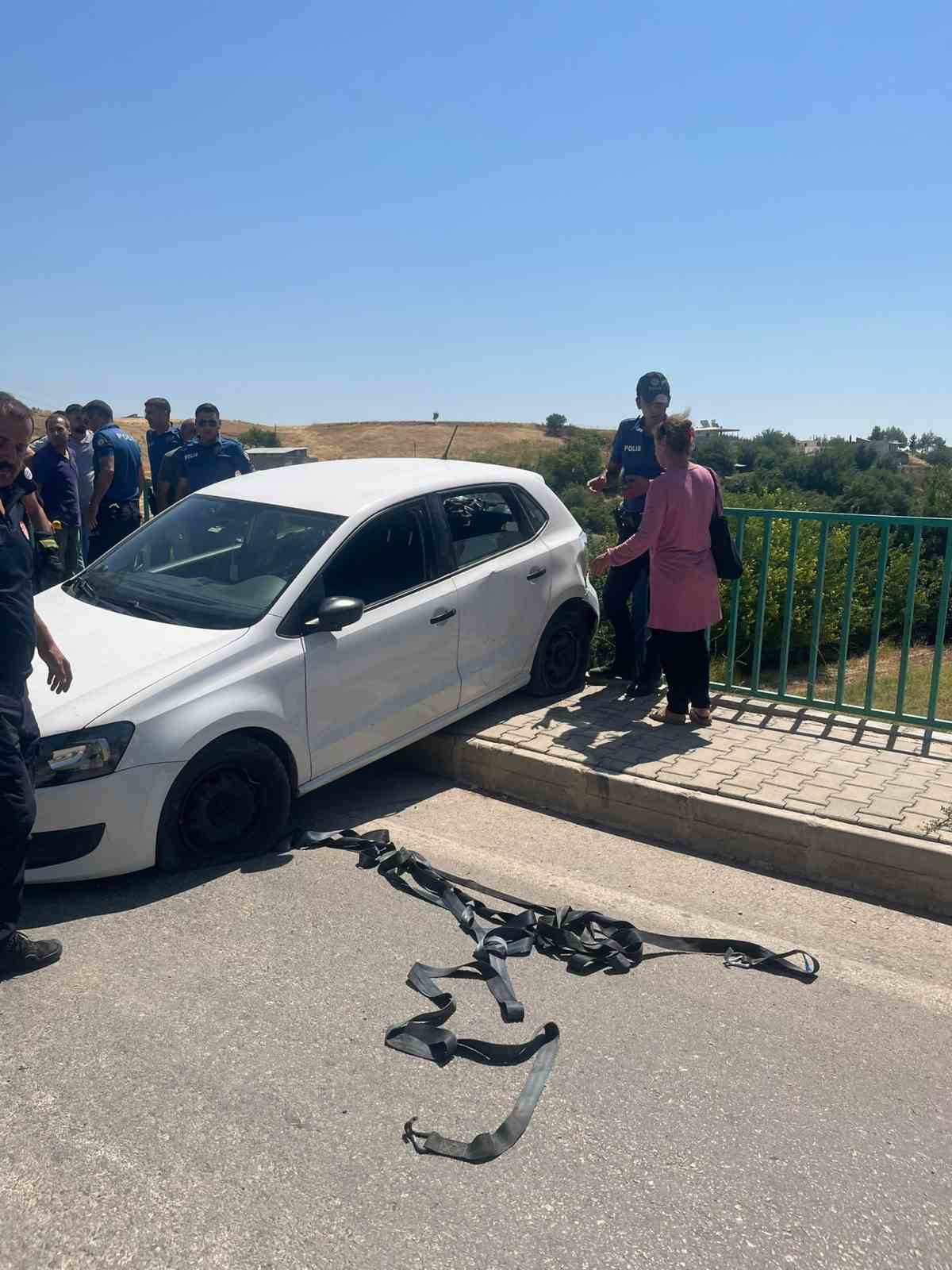 Köprüde asılı kalan otomobil düşmesin diye üzerine çıktılar