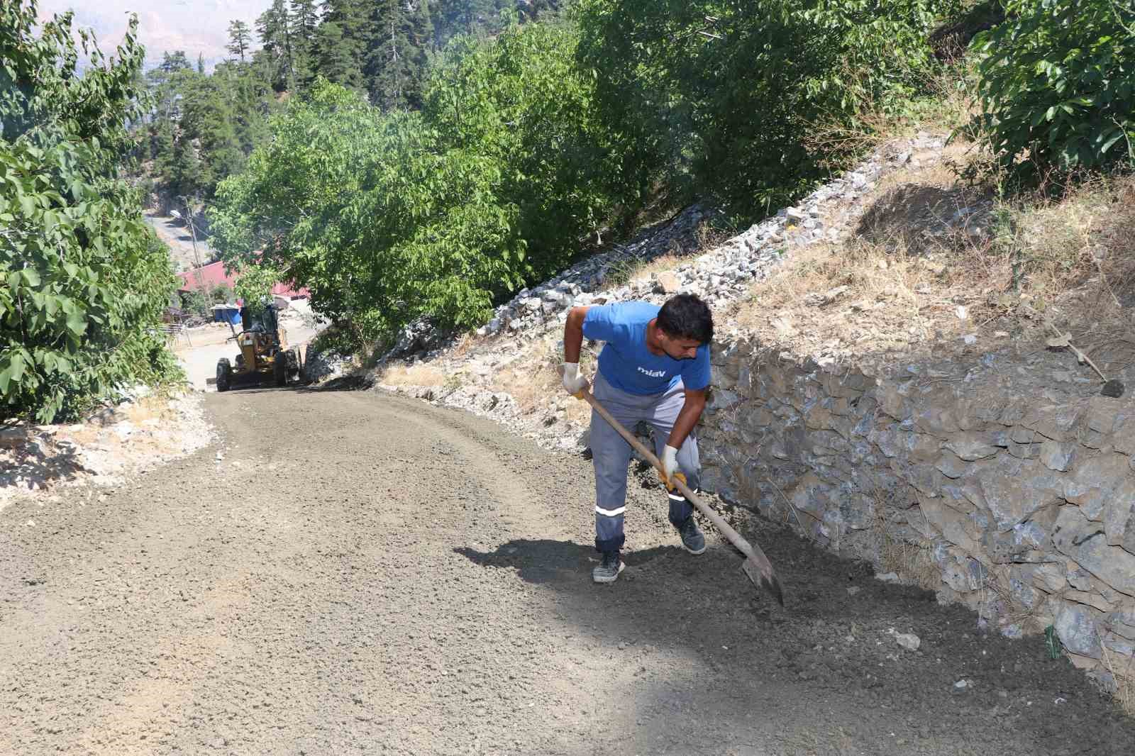 Yürüme engelli torunların konforlu ulaşımı için evinin yollarına beton döküldü
