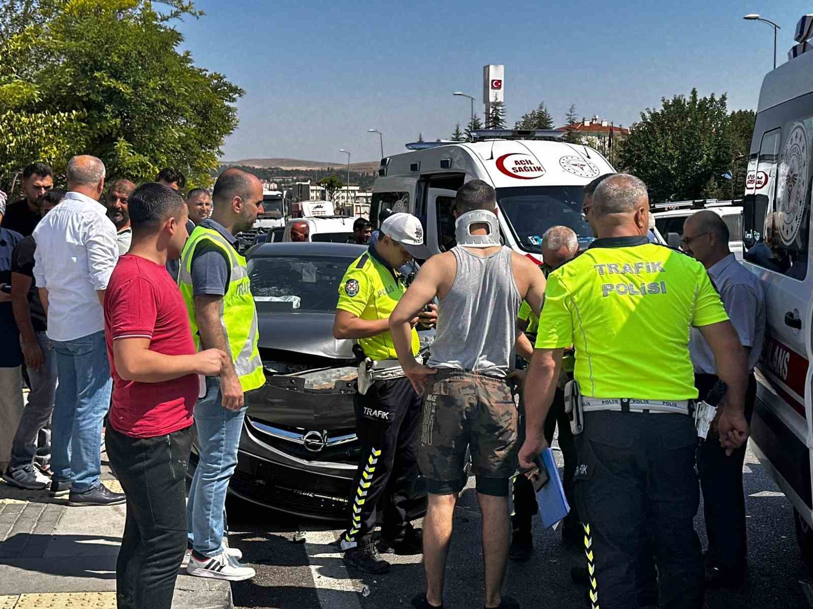 Polatlı&rsquo;da yakınının cenazesine giden otomobille hafif ticari ara&ccedil; &ccedil;arpıştı: 5 yaralı
