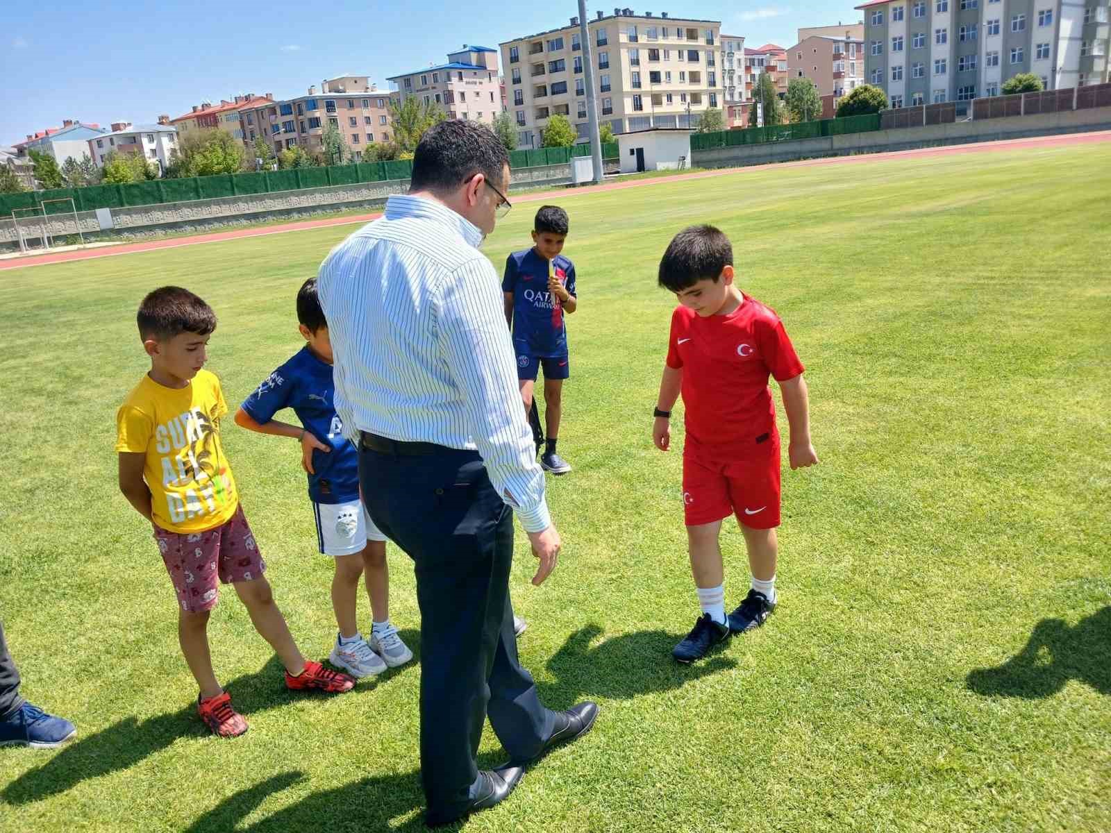 Kars’ta milletvekili çocuklarla top oynadı
