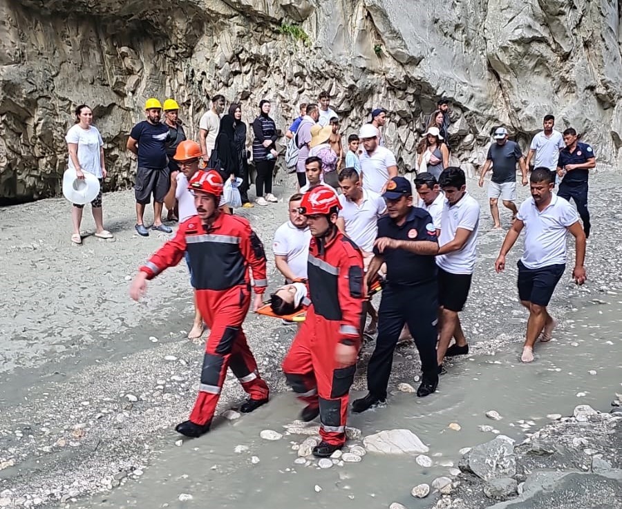 Saklıkent Kanyonu’nda düşen kaya parçası 2 turisti yaraladı