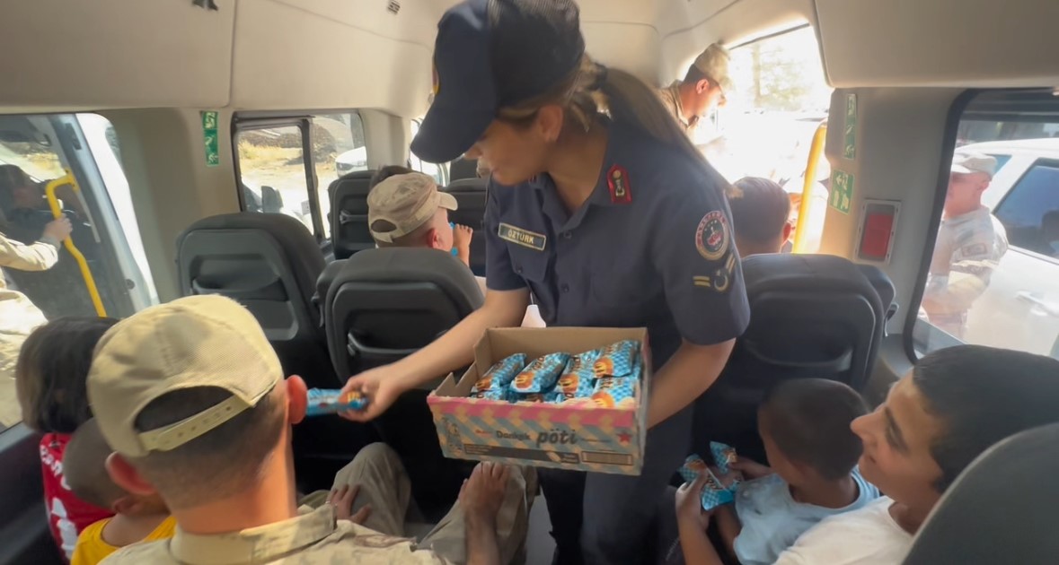 Eyleme g&ouml;t&uuml;r&uuml;len &ccedil;ocuklara jandarmadan u&ccedil;urtma jesti
