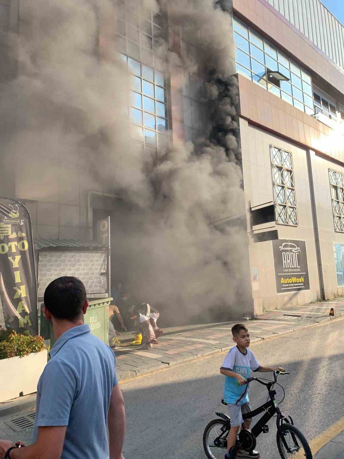 AVM’nin otopark girişinde korkutan yangın
