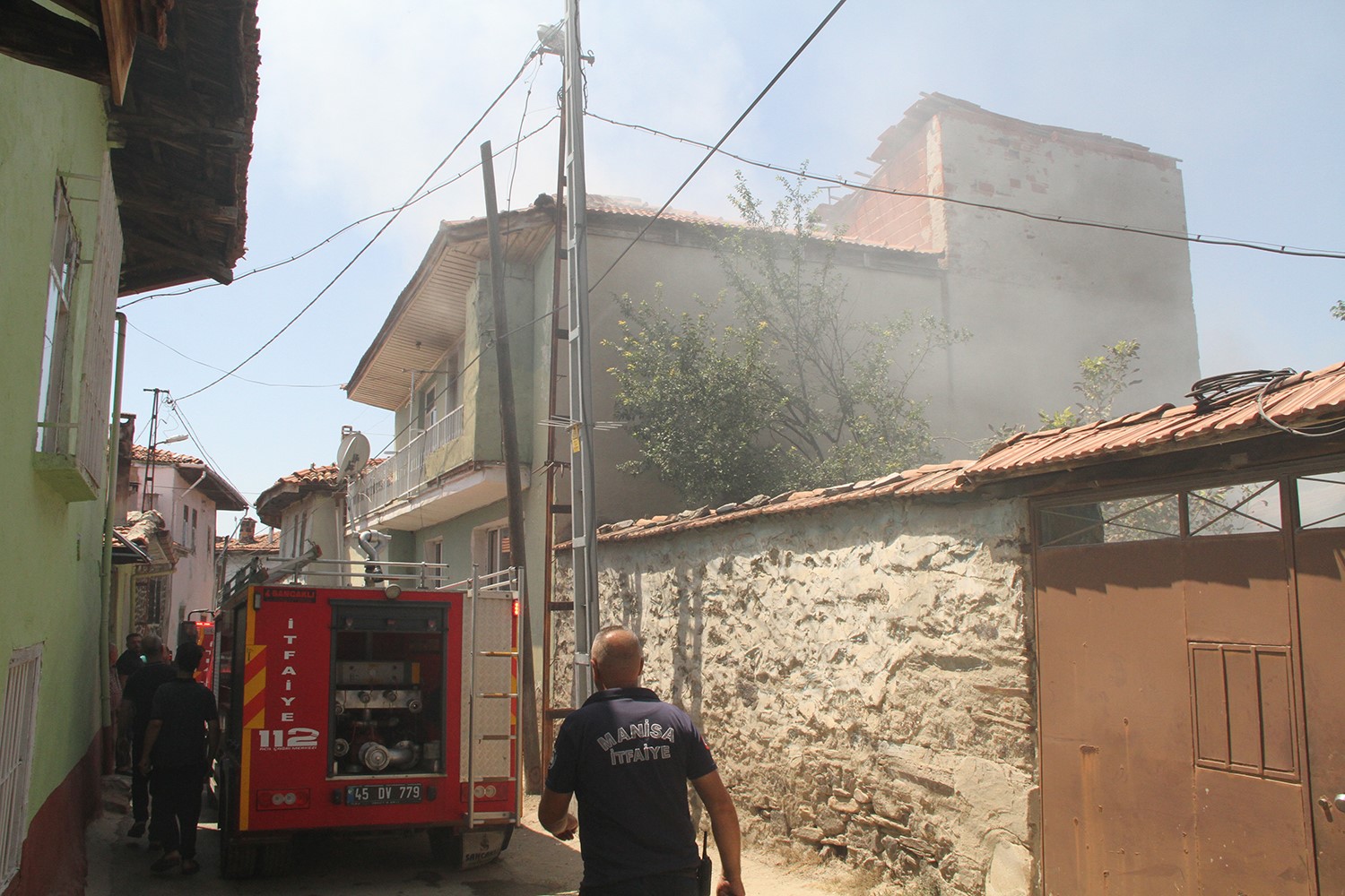 Manisa’da mahalle arasında çıkan yangın paniğe neden oldu