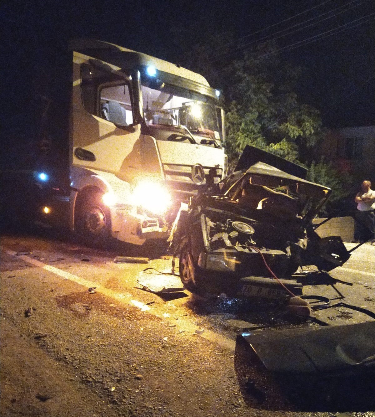 Kaza yapan otomobillere tır &ccedil;arptı: 1 &ouml;l&uuml;, 1 yaralı
