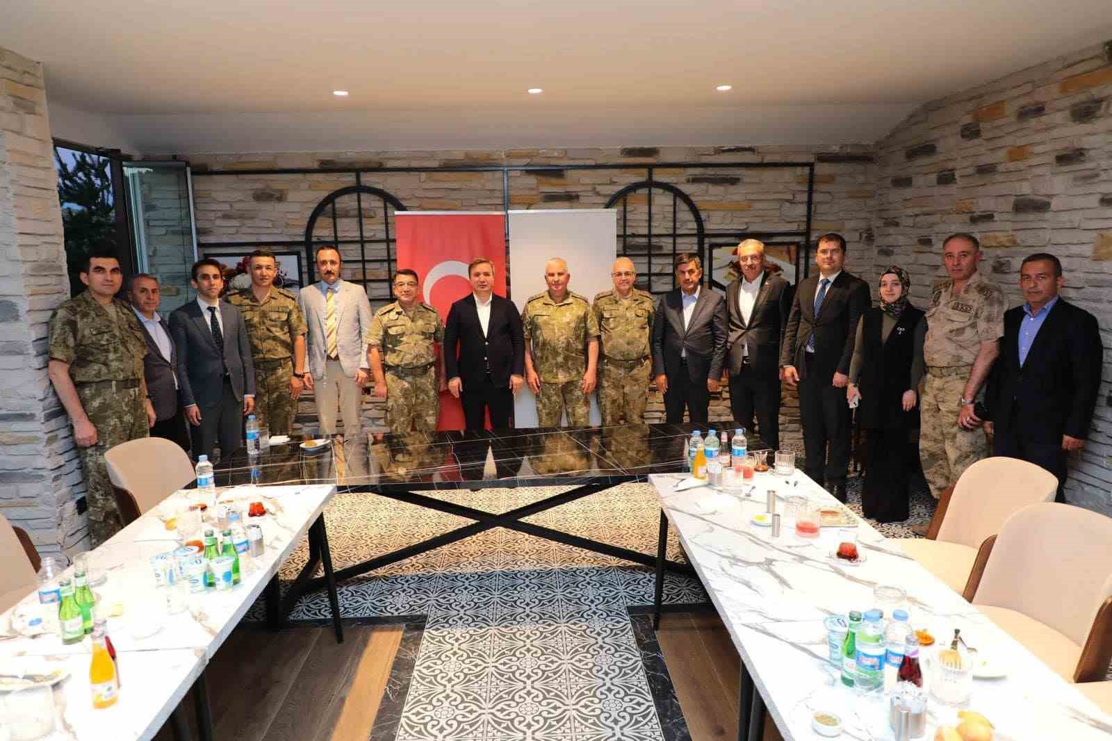 Tayini çıkan ve emekli olan komutanlar için veda programı