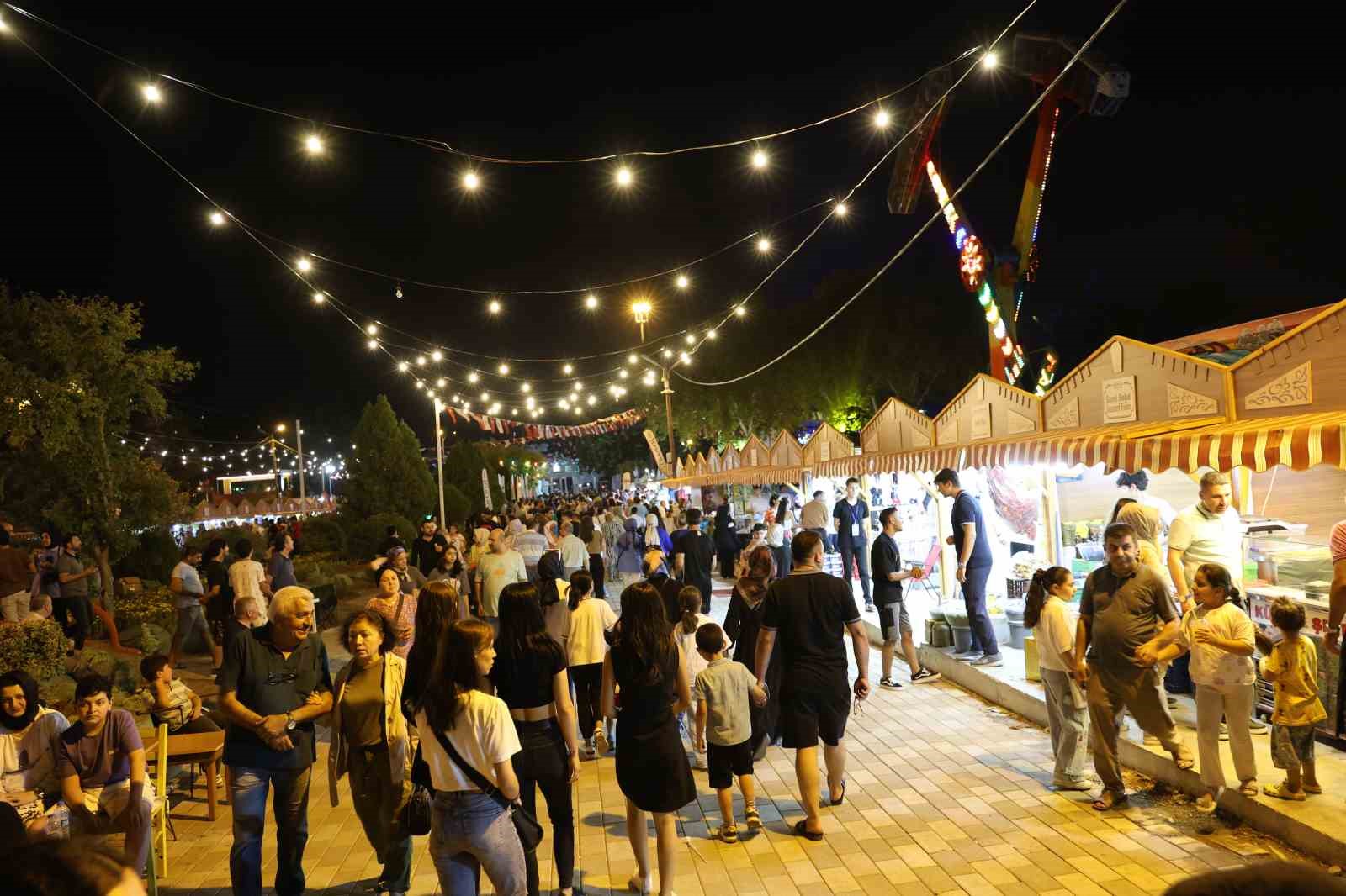 Depremzede Kahramanmaraş&rsquo;ta geleneksel Ağustos fuarı 20 yıl sonra kapılarını yeniden a&ccedil;tı
