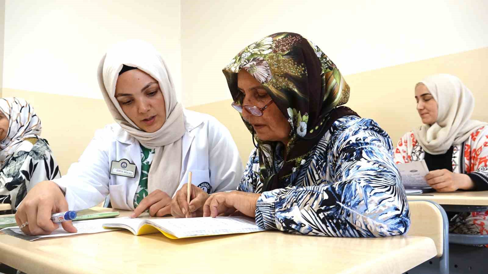 Yıllar sonra okuma-yazma öğrenen kadınlar hayata yeniden başlıyor
