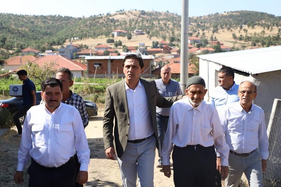 Kaymakam ve başkan yangında zarar g&ouml;ren aileyi ziyaret etti
