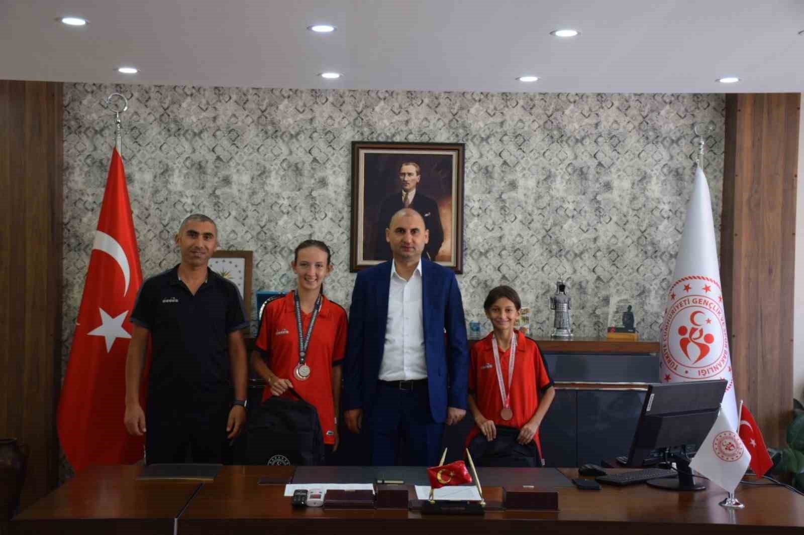 Bilecikli sporcular madalyalarıyla İl M&uuml;d&uuml;r&uuml; Yasin &Ouml;zdemir&rsquo;i ziyaret etti
