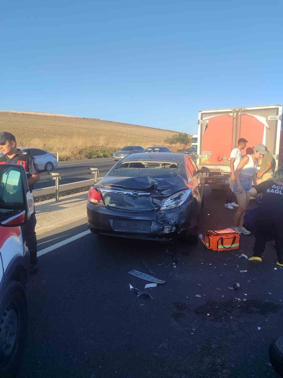 Tekirdağ&rsquo;da motosiklet otomobile &ccedil;arptı: 2 yaralı
