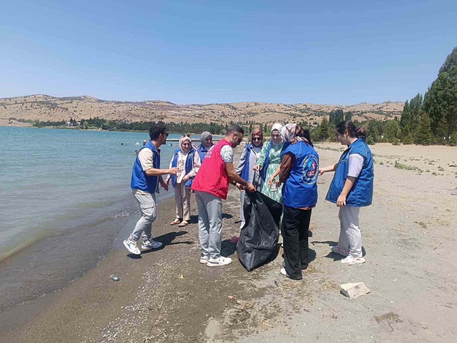 Elazığ’da gençler Hazar gölünde çevre temizliği yaptı