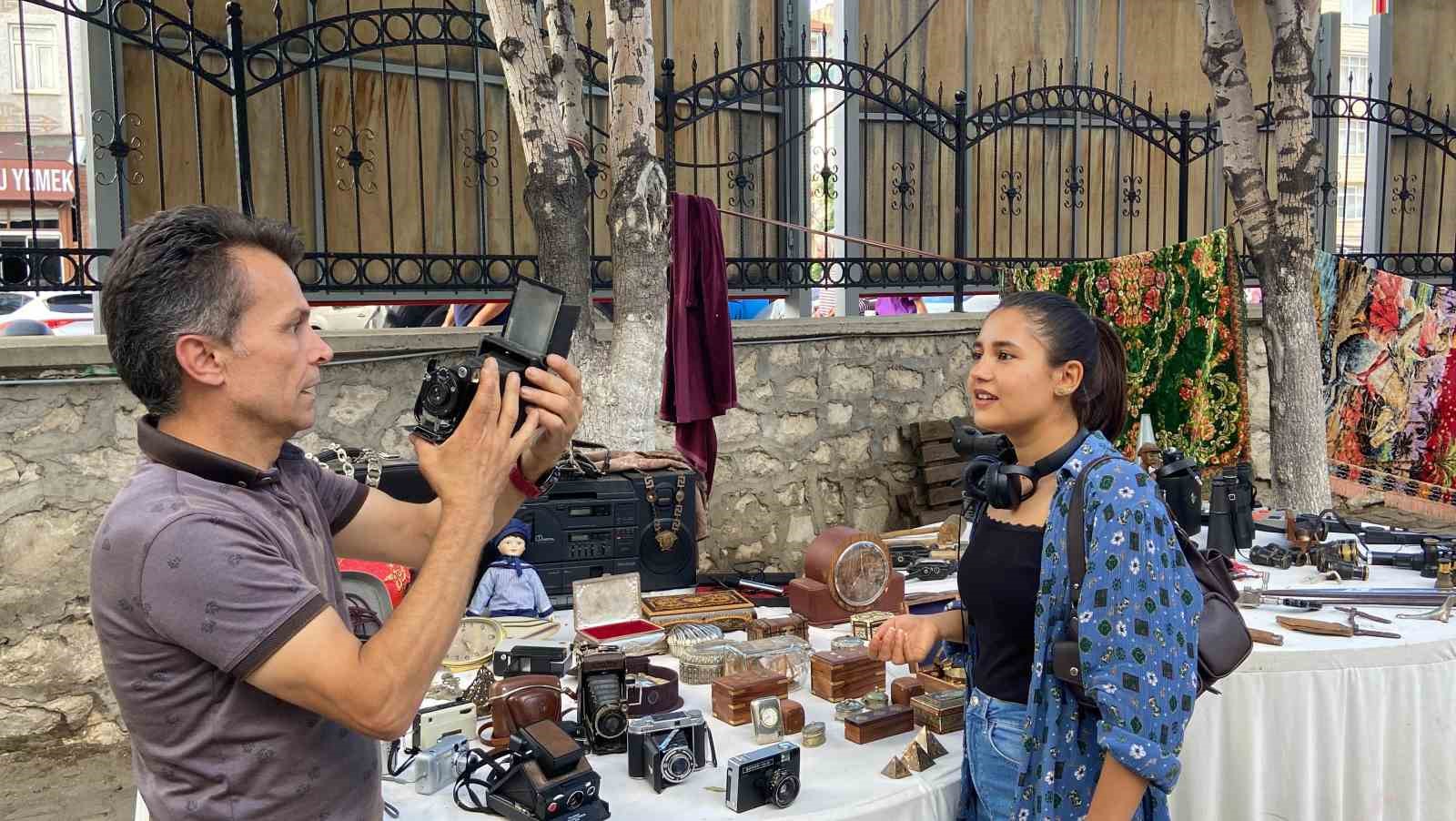 Babasından etkilenen küçük koleksiyoner antika sergisi açtı
