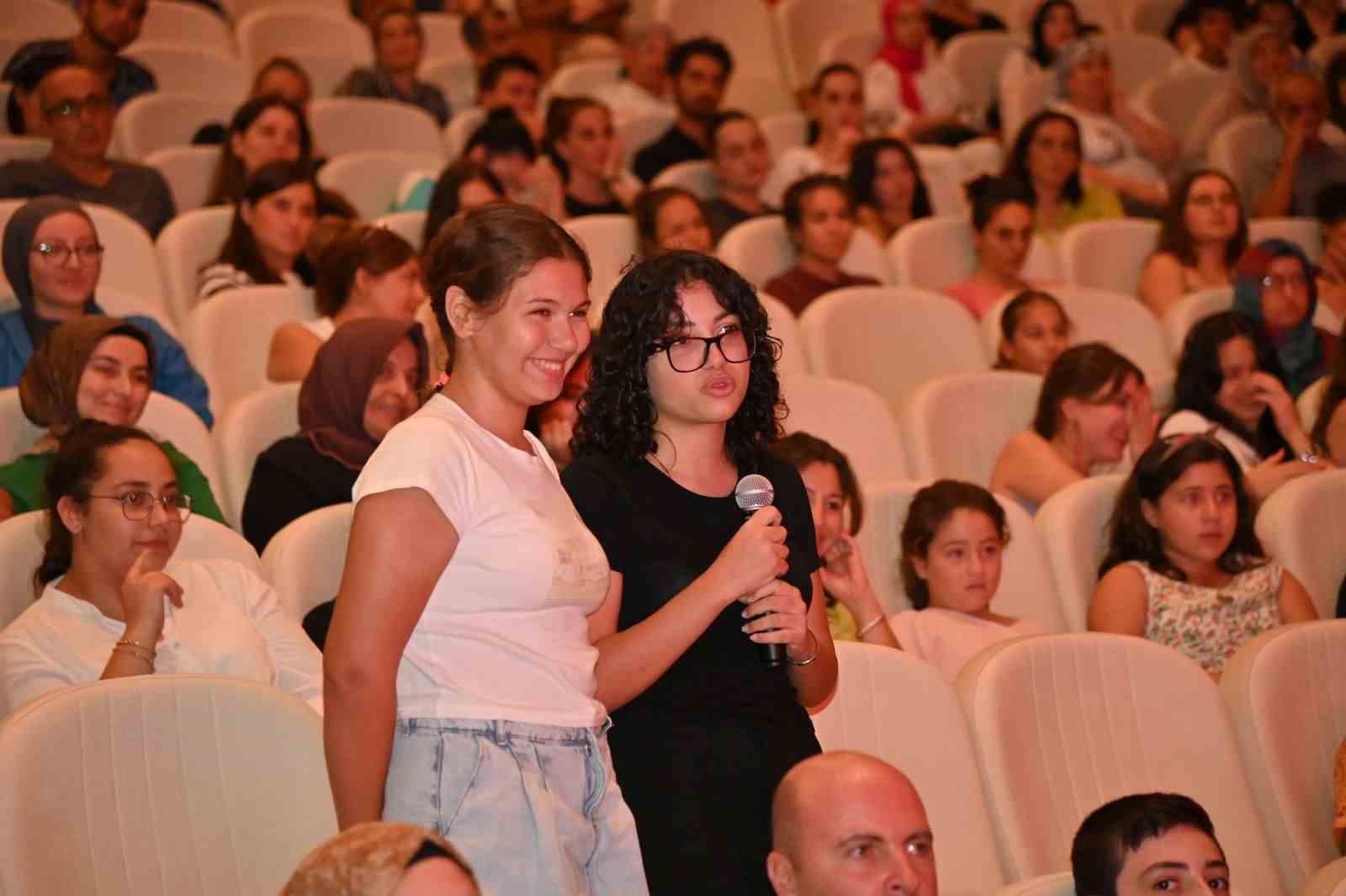 Kızılcık Şerbeti dizisi oyuncuları Manavgat&rsquo;a geldi
