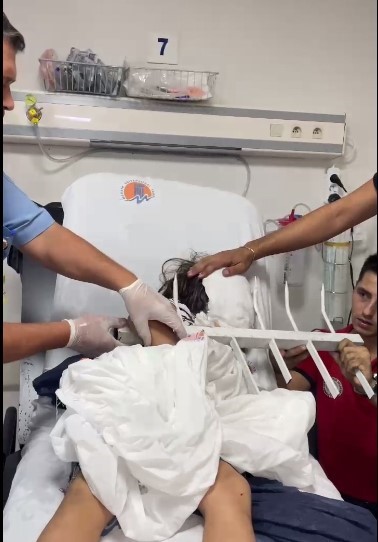 7 yaşındaki &ccedil;ocuğun &ccedil;enesine korkuluk demiri saplandı
