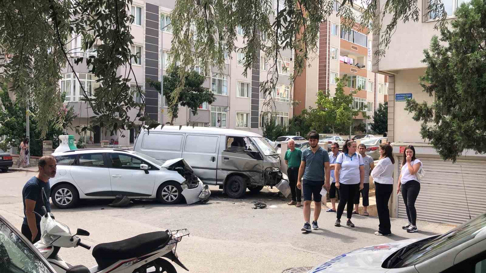Minib&uuml;sle otomobil &ccedil;arpıştı: 1 yaralı
