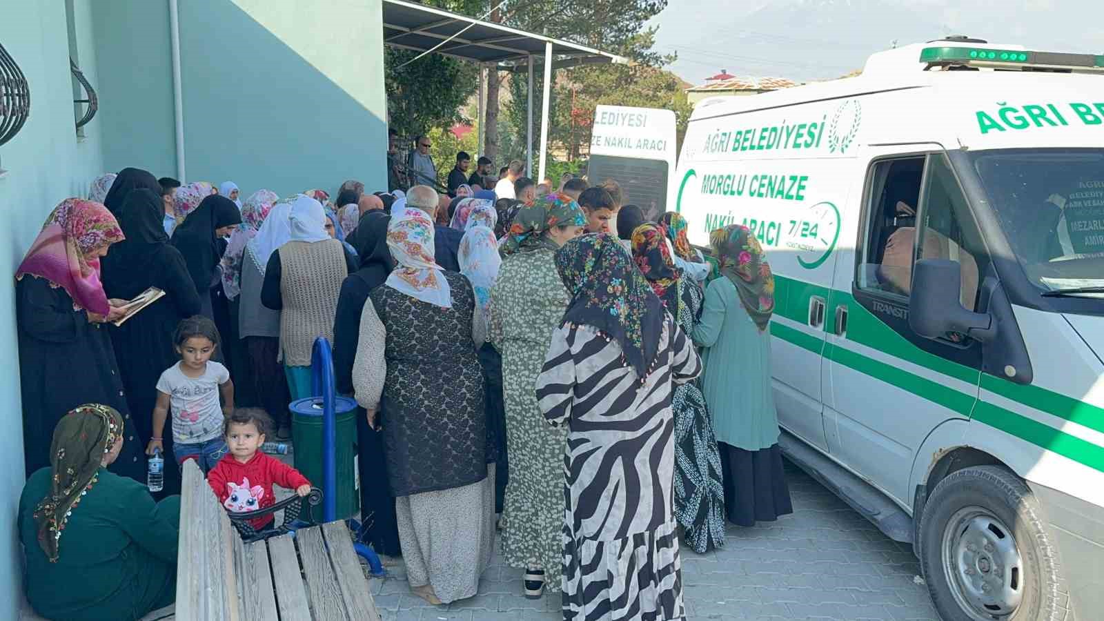 Otobüs kazasında hayatını kaybeden 5 kişi Ağrı’da toprağa verildi 