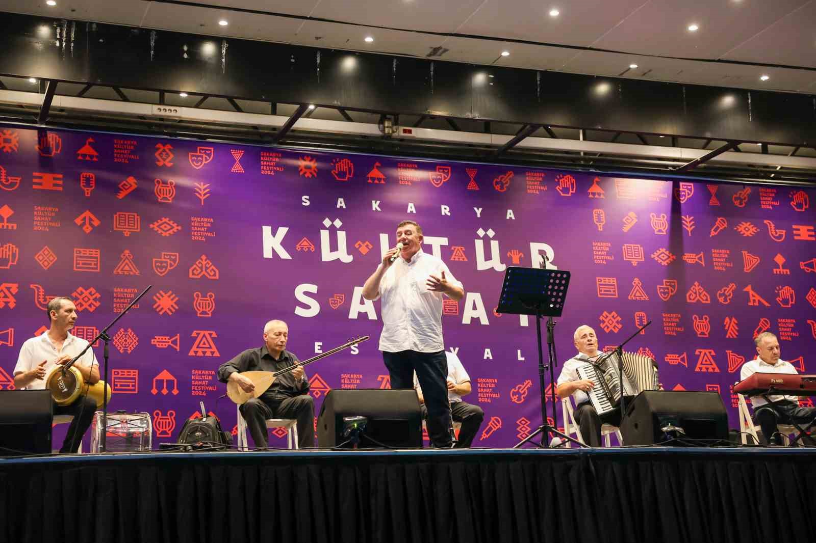 Hemşehri buluşmalarına unutulmaz başlangı&ccedil;: Rumeli-Balkan r&uuml;zgarı Millet Bah&ccedil;esi&rsquo;nde esti
