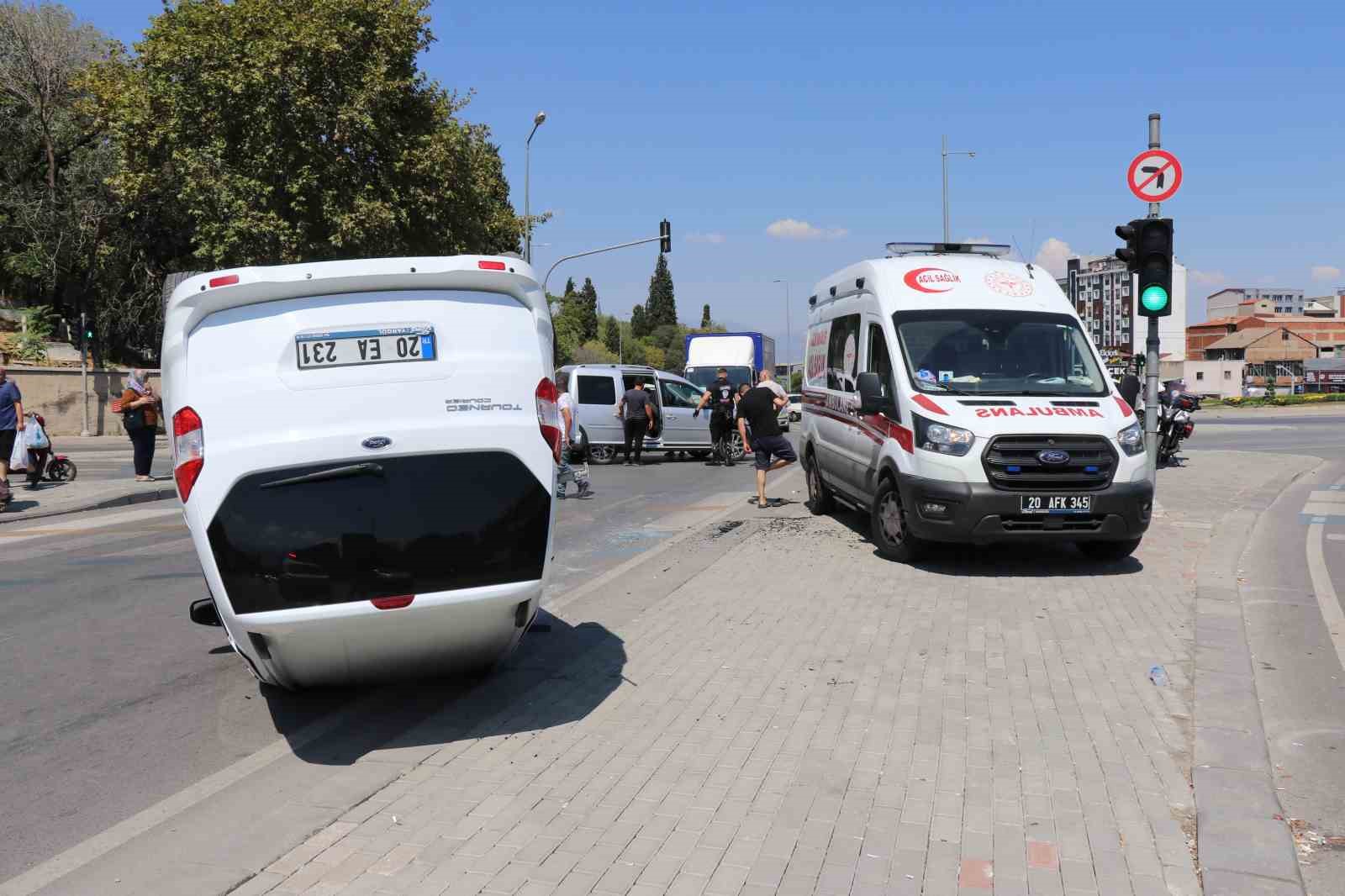 Kavşakta &ccedil;arpışan ara&ccedil;lardan biri takla attı: 1 yaralı
