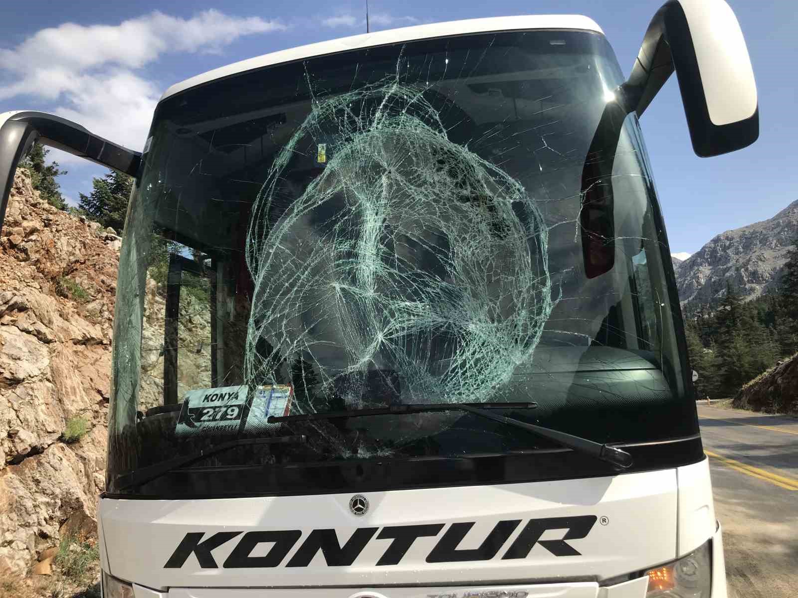 Antalya’da yolcu otobüsünün bariyerlere çarptığı kaza ucuz atlatıldı