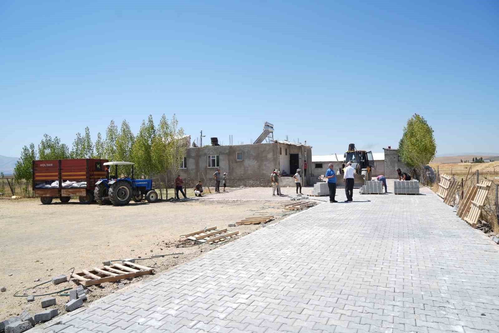 Çamurlu ve tozlu yollar kilitli parke taşı ile döşeniyor
