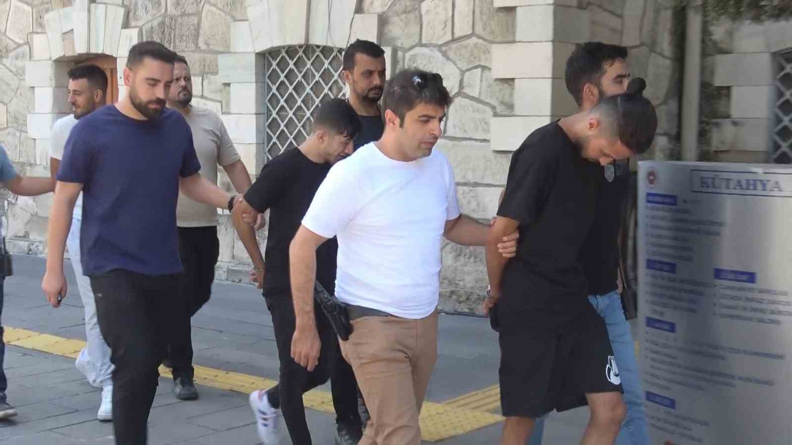 K&uuml;tahya&rsquo;da m&uuml;şteri gibi davranarak işletmecileri dolandıran 3 kişi tutuklandı
