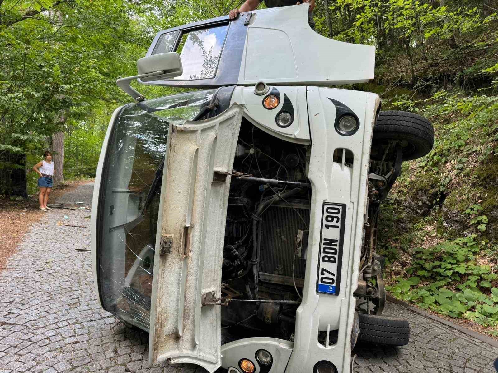 Kamp için Yedigöller’e gelen çiftin karavanı devrildi: 2 yaralı
