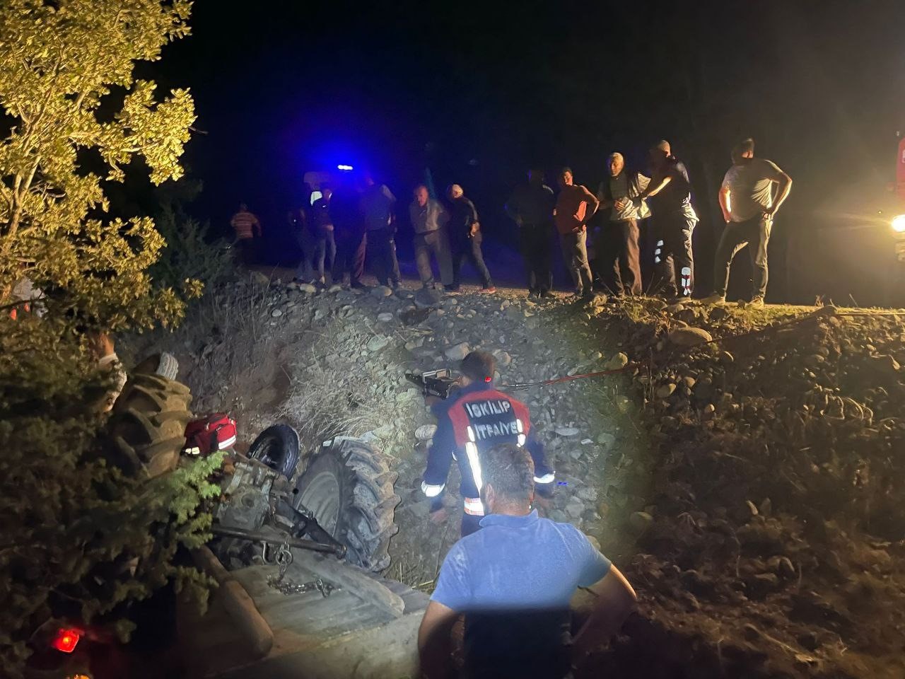 Devrilen traktörün altında kalan sürücü hayatını kaybetti
