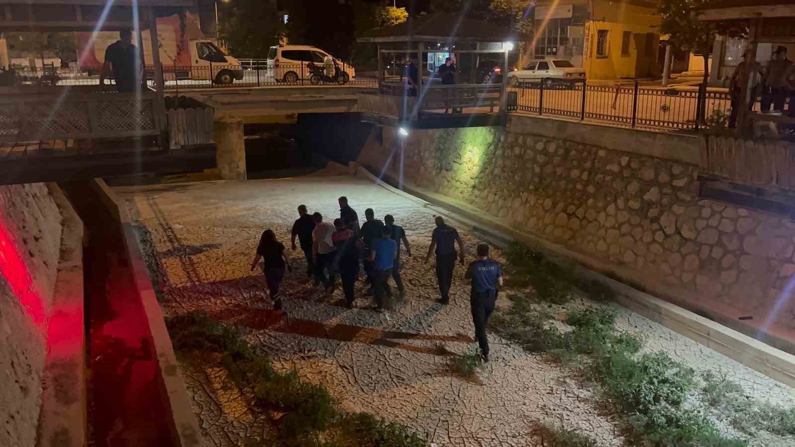 Tuvaletini yapmak i&ccedil;in indiği derede d&uuml;ş&uuml;p hastanelik oldu
