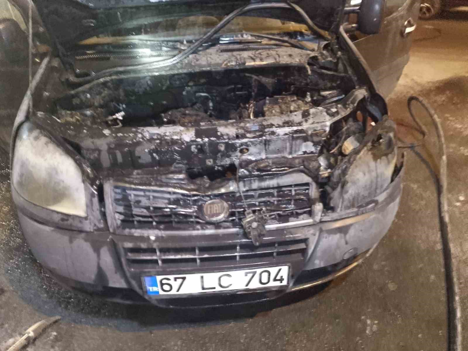 Alev alan otomobili itfaiye s&ouml;nd&uuml;rd&uuml;
