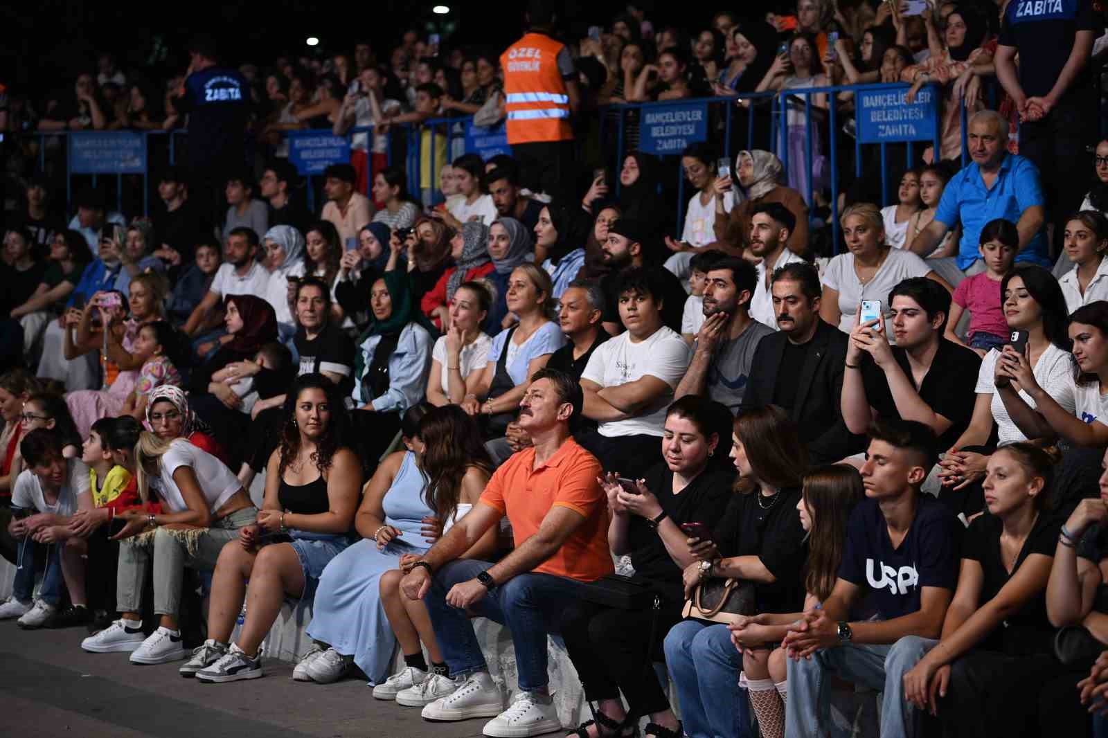 Bah&ccedil;elievler Belediyesi Yaz Konseri etkinliğinde Mehmet Erdem sahne aldı
