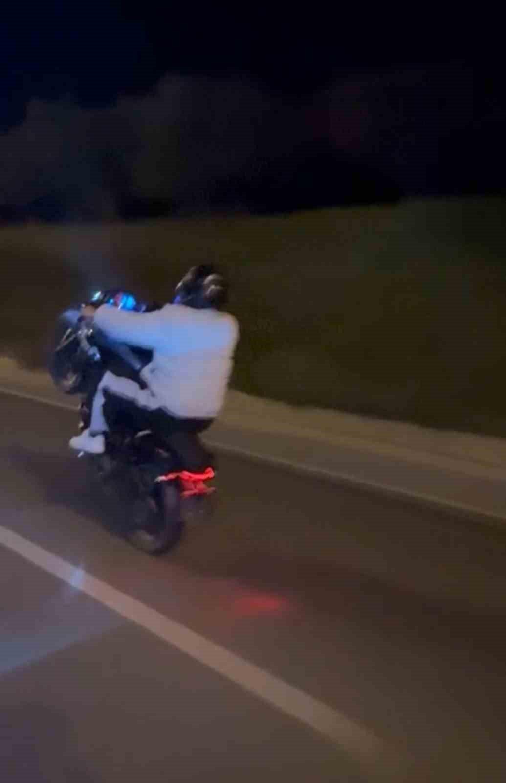 Tek teker &uuml;st&uuml;nde kilometrelerce ilerledi, tehlikeli yolculuk kameraya yansıdı
