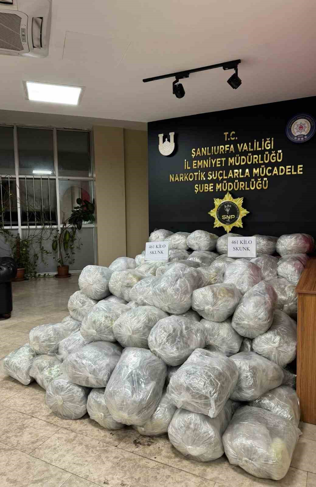 Şüpheli araçtan 461 kilo skunk maddesi çıktı