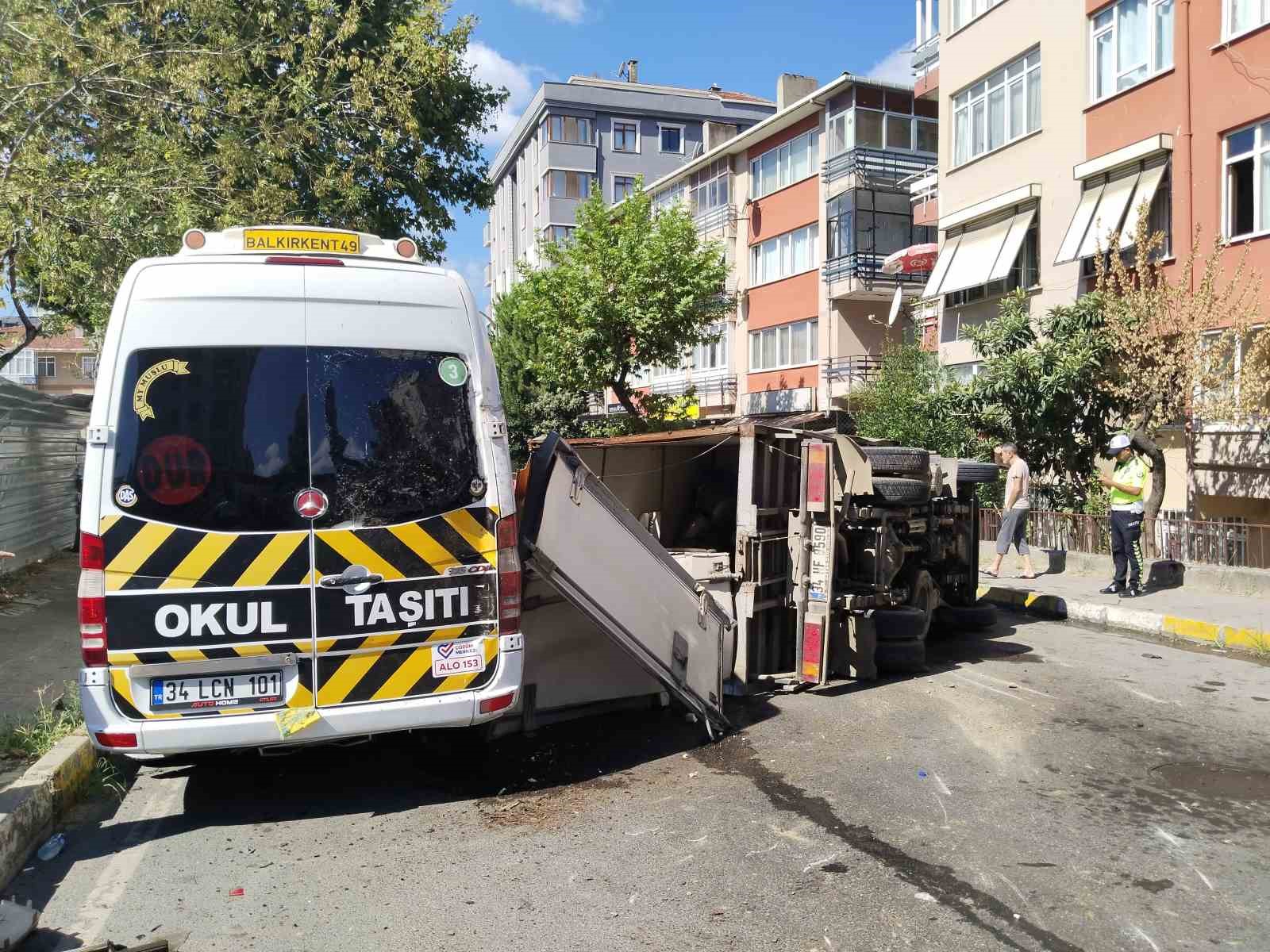 Maltepe&rsquo;de s&uuml;t y&uuml;kl&uuml; kamyonet devrildi: 2 yaralı
