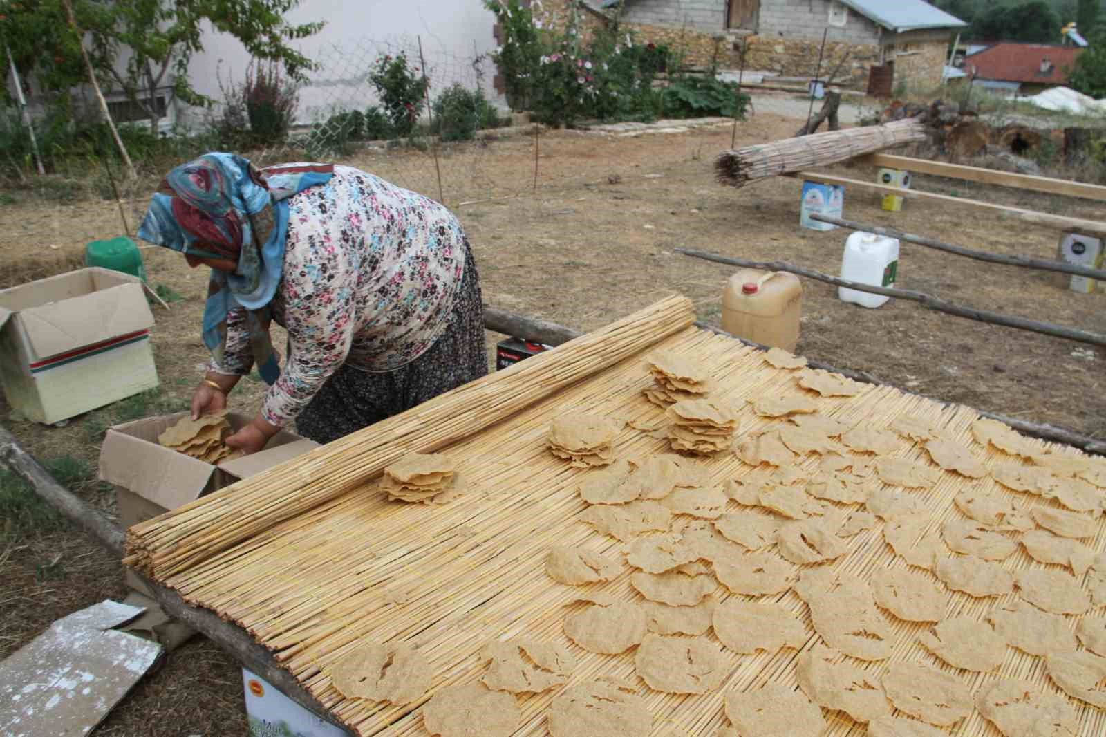 Kış sofralarının vazge&ccedil;ilmezi, y&ouml;resel lezzet Beyşehir Tarhanasında yapım mesaisi s&uuml;r&uuml;yor
