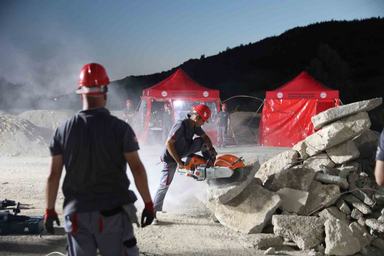 Seferihisar Belediyesi’nden gerçeği aratmayan deprem tatbikatı