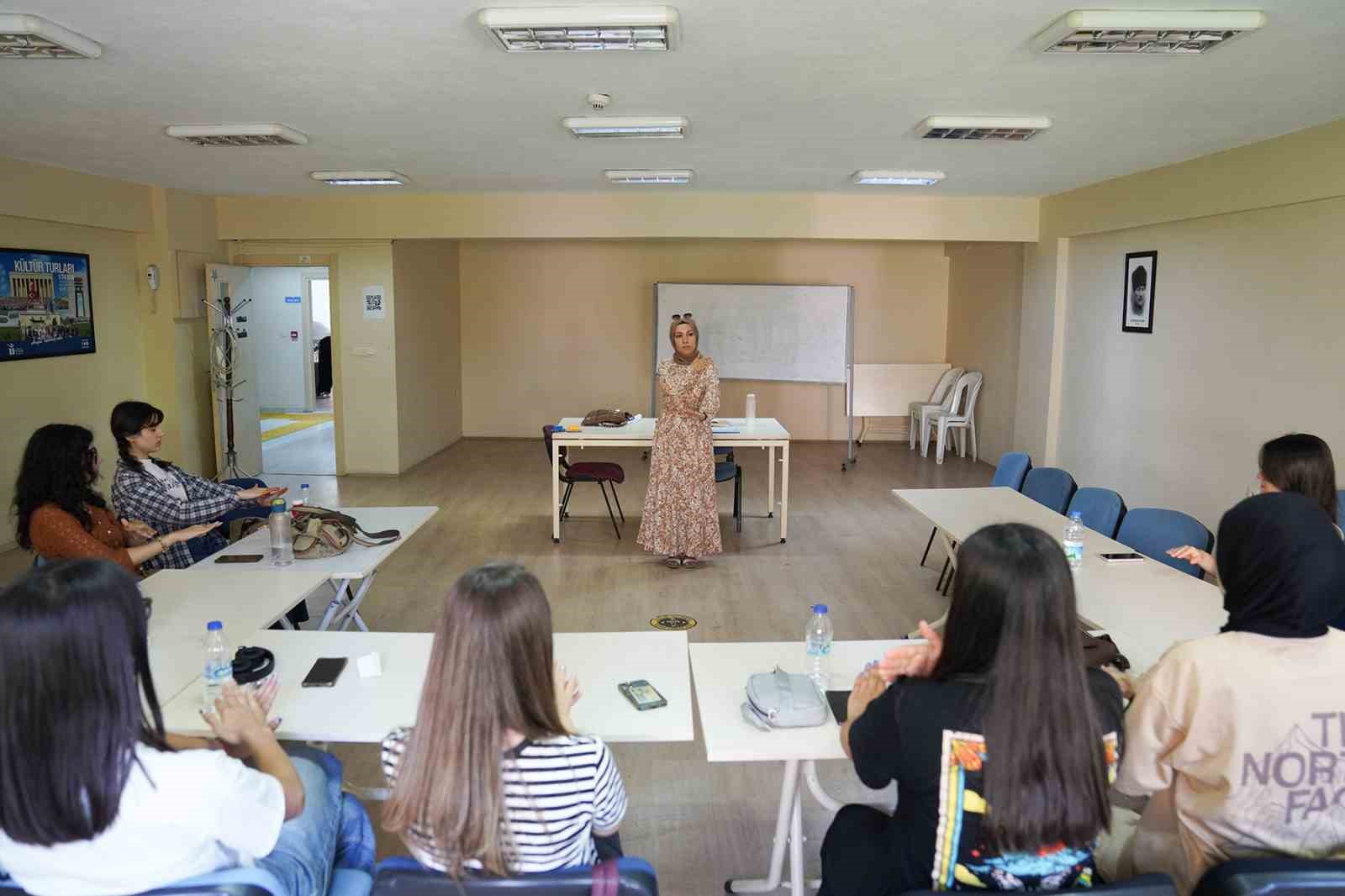 Gençlik Merkezi’nde işaret dilini öğreniyorlar
