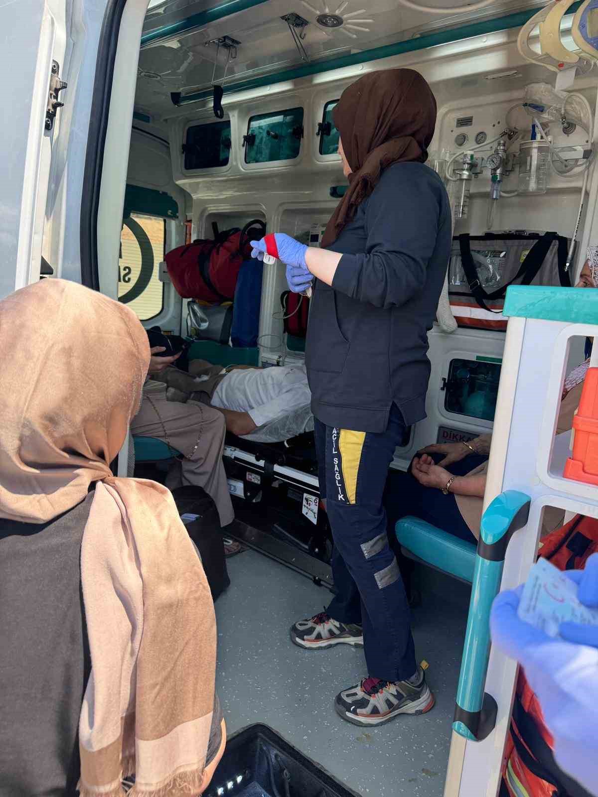 Burdur-Fethiye karayolunda kontrolden &ccedil;ıkan otomobil şarampole d&uuml;şt&uuml;: 4 yaralı
