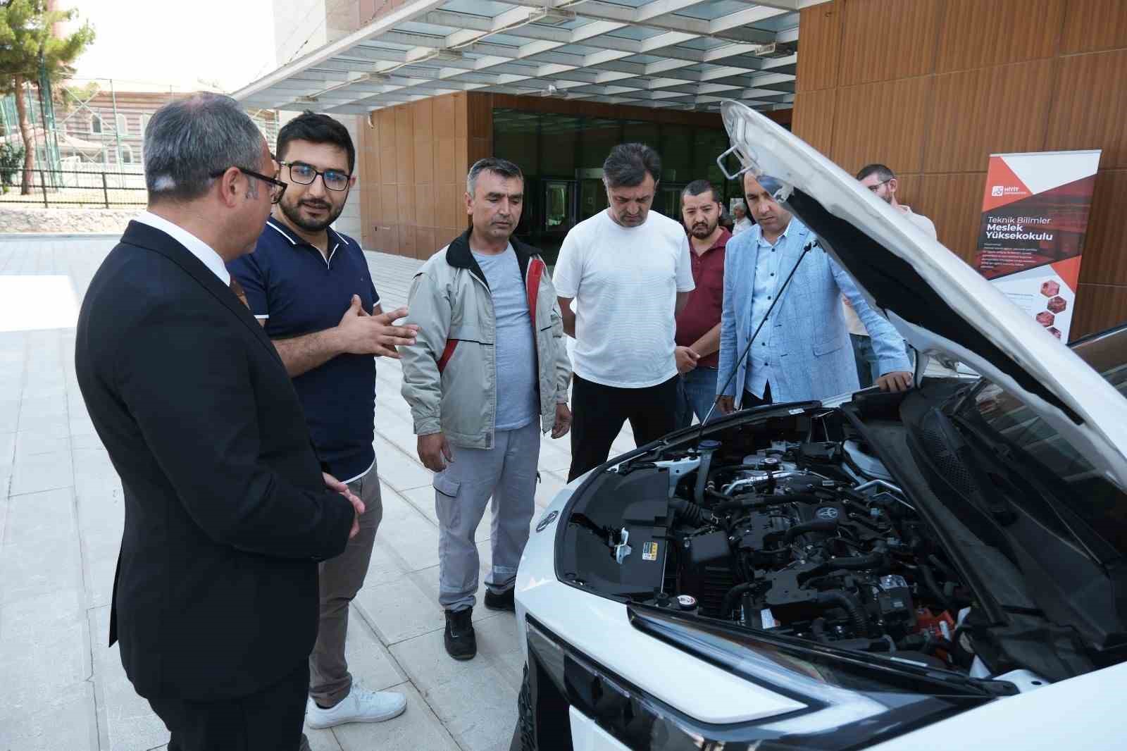 Mesleki teknik eğitim için Hitit Üniversitesi’ne hibrit araç desteği
