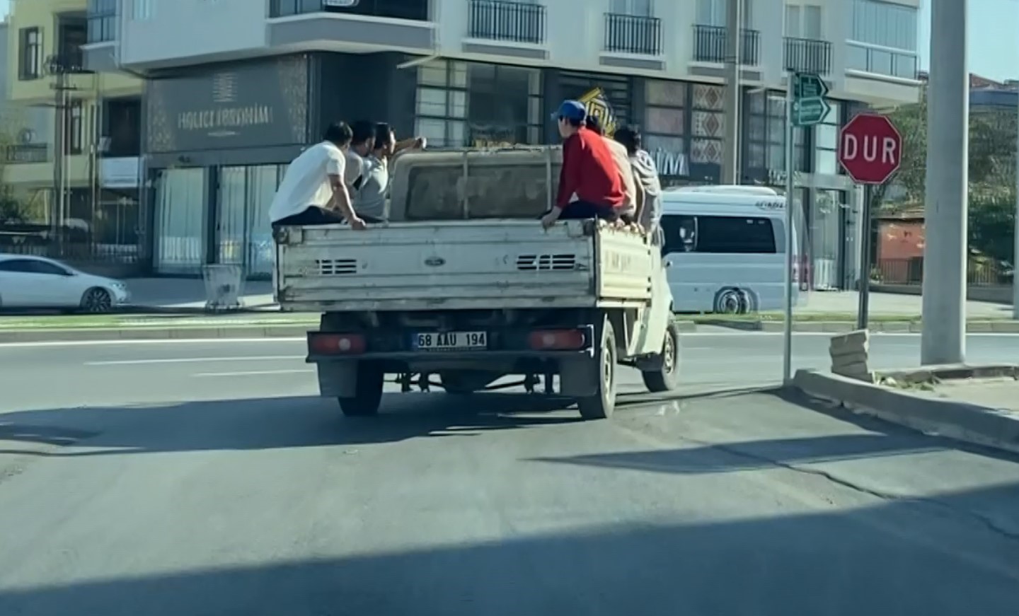 Kamyonet kasasında 6 kişinin tehlikeli yolculuğu kamerada
