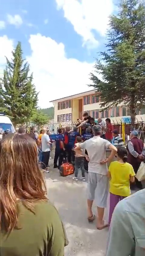 Tokat’ta demir korkuluk çocuğun bacağına saplandı
