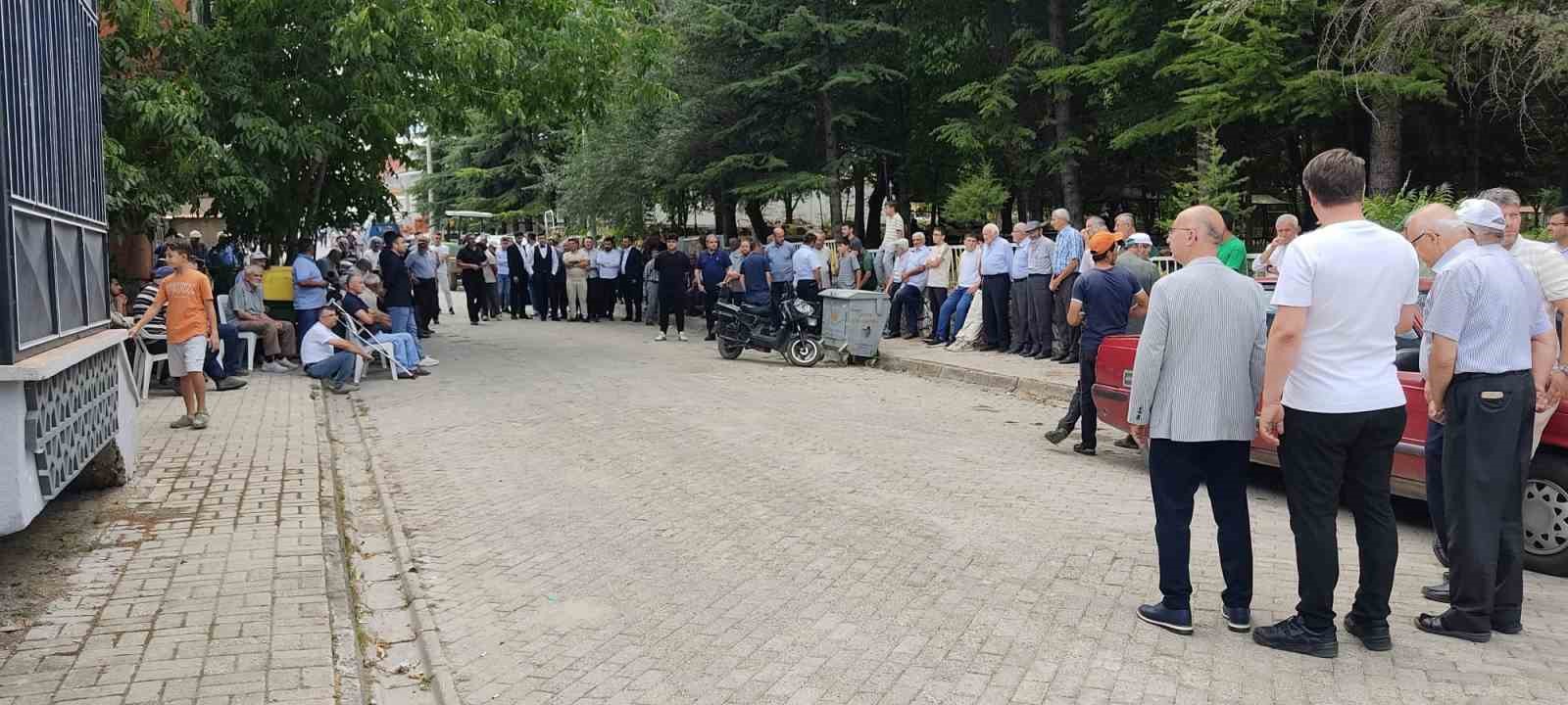 Trafik kazasında hayatını kaybeden çocuk göz yaşları içinde toprağa verildi
