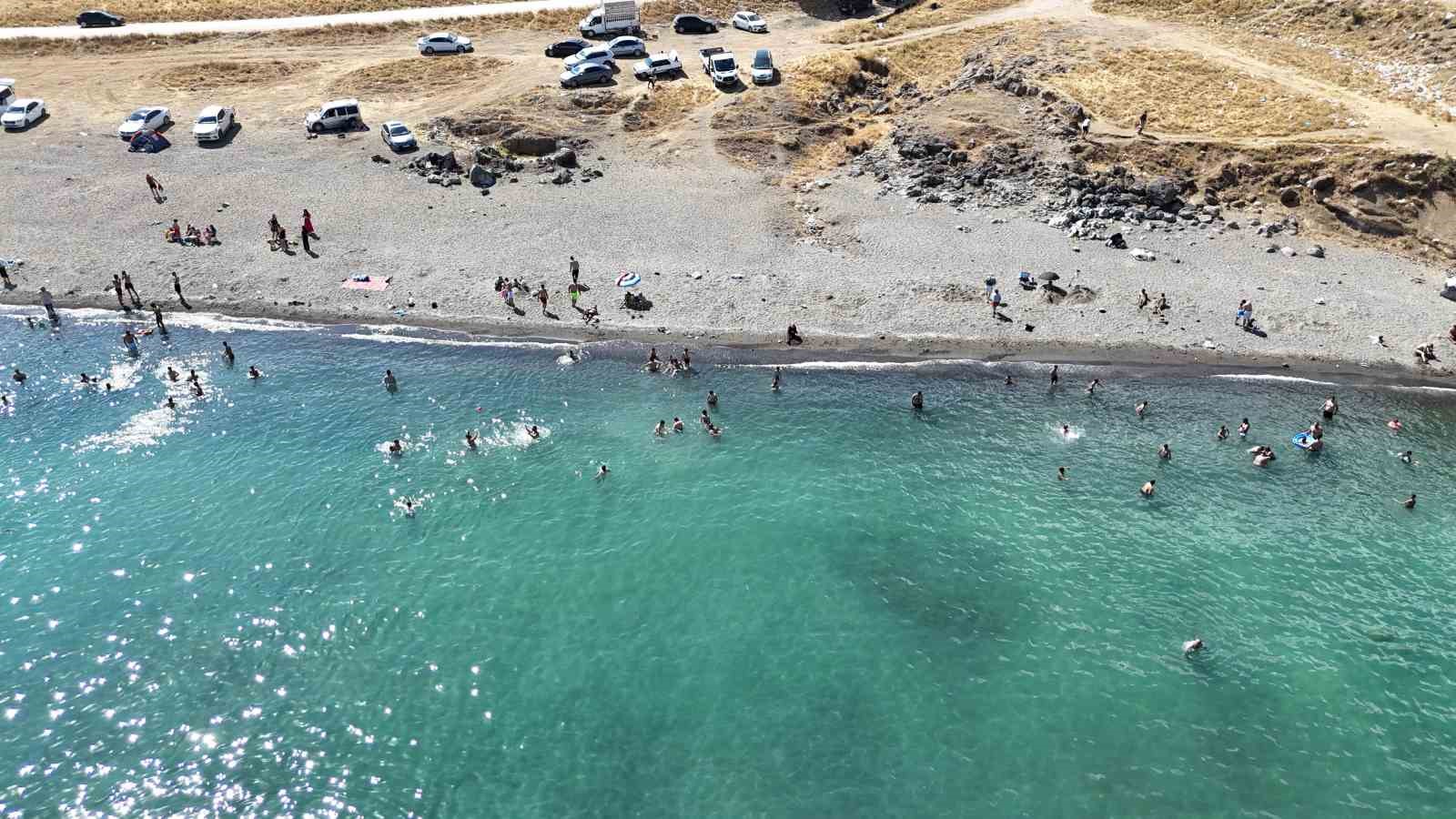 Sıcaktan bunalanlar kendilerini Van G&ouml;l&uuml; sahillerine attı
