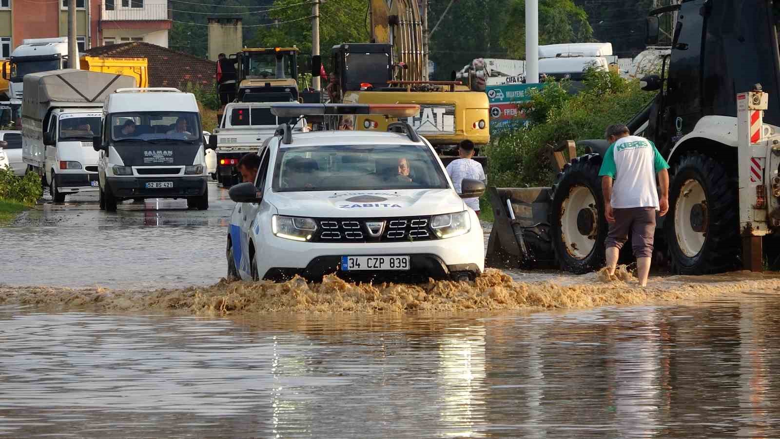 Ordu’da sağanak sonrası evleri su bastı, yol ulaşıma kapandı
