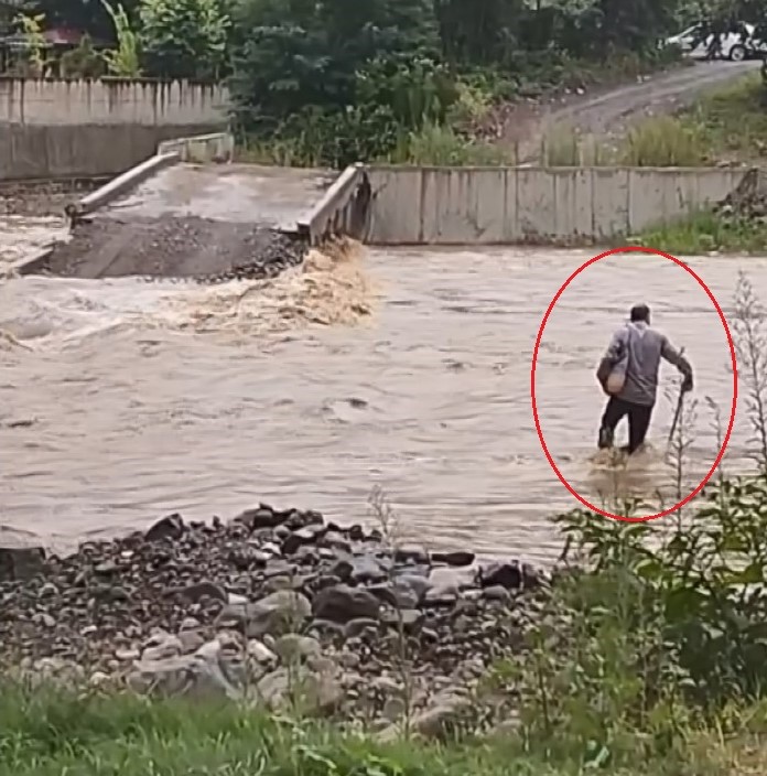 Köprü yıkıldı, imamın yardımına itfaiye ekipleri koştu
