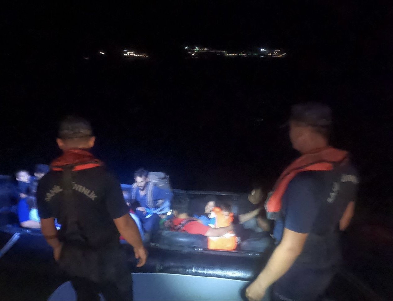 Ayvacık a&ccedil;ıklarında 33 ka&ccedil;ak g&ouml;&ccedil;men yakalandı, 15 ka&ccedil;ak g&ouml;&ccedil;men kurtarıldı 