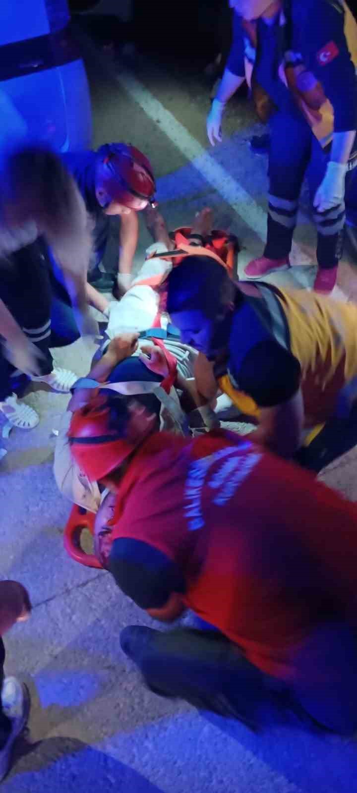 Otomobil trakt&ouml;re arkadan &ccedil;arptı: 1 &ouml;l&uuml;, 3 yaralı

