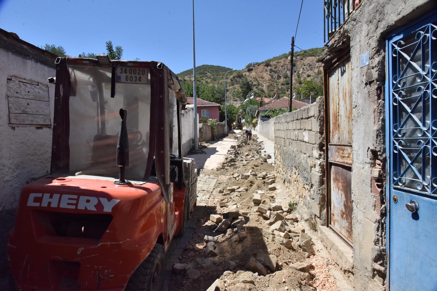 Osmangazi Mahallesinde bozuk yollar çözüme kavuştu
