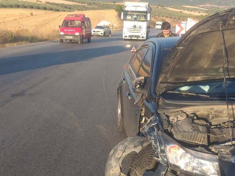 Bandırma-&Ccedil;anakkale Yolu &uuml;zerindeki kaza trafiği aksattı
